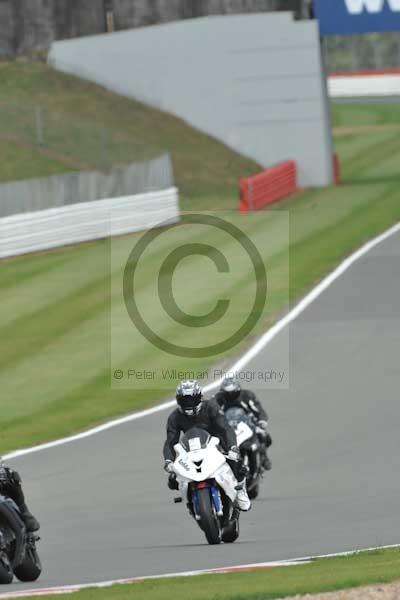 Motorcycle action photographs;Silverstone circuit;Silverstone photographs;Trackday digital images;event digital images;eventdigitalimages;no limits trackday;peter wileman photography;rockingham towcester northamptonshire;trackday;trackday photos