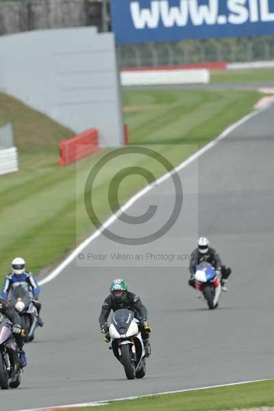 Motorcycle action photographs;Silverstone circuit;Silverstone photographs;Trackday digital images;event digital images;eventdigitalimages;no limits trackday;peter wileman photography;rockingham towcester northamptonshire;trackday;trackday photos