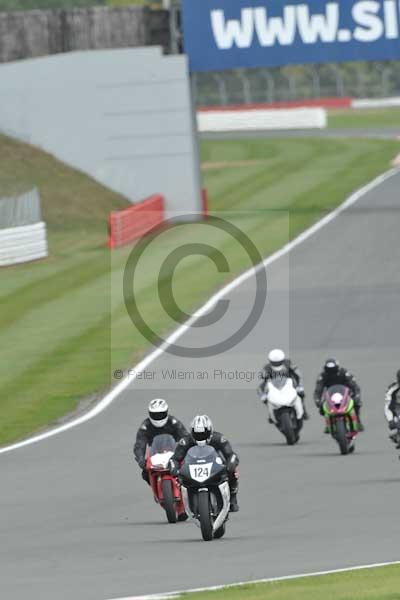 Motorcycle action photographs;Silverstone circuit;Silverstone photographs;Trackday digital images;event digital images;eventdigitalimages;no limits trackday;peter wileman photography;rockingham towcester northamptonshire;trackday;trackday photos