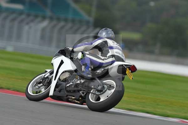 Motorcycle action photographs;Silverstone circuit;Silverstone photographs;Trackday digital images;event digital images;eventdigitalimages;no limits trackday;peter wileman photography;rockingham towcester northamptonshire;trackday;trackday photos