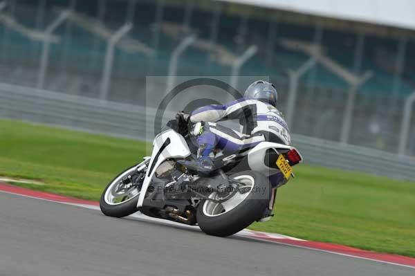 Motorcycle action photographs;Silverstone circuit;Silverstone photographs;Trackday digital images;event digital images;eventdigitalimages;no limits trackday;peter wileman photography;rockingham towcester northamptonshire;trackday;trackday photos