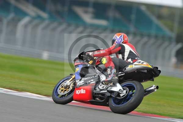 Motorcycle action photographs;Silverstone circuit;Silverstone photographs;Trackday digital images;event digital images;eventdigitalimages;no limits trackday;peter wileman photography;rockingham towcester northamptonshire;trackday;trackday photos