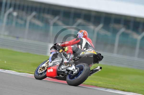 Motorcycle action photographs;Silverstone circuit;Silverstone photographs;Trackday digital images;event digital images;eventdigitalimages;no limits trackday;peter wileman photography;rockingham towcester northamptonshire;trackday;trackday photos