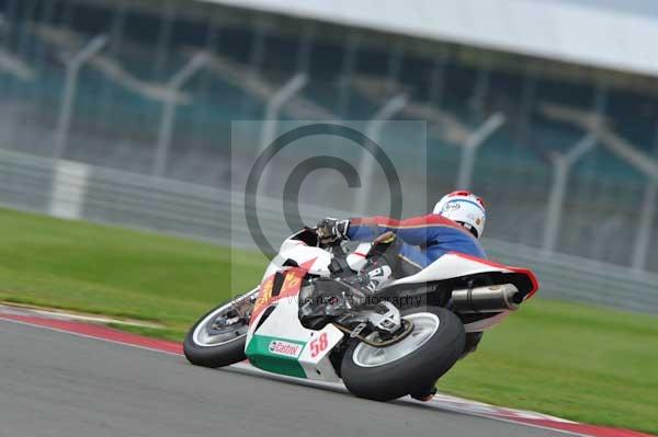 Motorcycle action photographs;Silverstone circuit;Silverstone photographs;Trackday digital images;event digital images;eventdigitalimages;no limits trackday;peter wileman photography;rockingham towcester northamptonshire;trackday;trackday photos