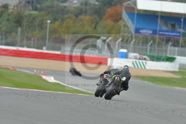 Motorcycle action photographs;Silverstone circuit;Silverstone photographs;Trackday digital images;event digital images;eventdigitalimages;no limits trackday;peter wileman photography;rockingham towcester northamptonshire;trackday;trackday photos