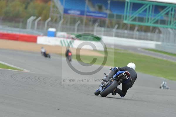 Motorcycle action photographs;Silverstone circuit;Silverstone photographs;Trackday digital images;event digital images;eventdigitalimages;no limits trackday;peter wileman photography;rockingham towcester northamptonshire;trackday;trackday photos