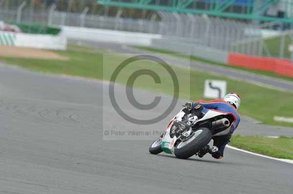 Motorcycle action photographs;Silverstone circuit;Silverstone photographs;Trackday digital images;event digital images;eventdigitalimages;no limits trackday;peter wileman photography;rockingham towcester northamptonshire;trackday;trackday photos