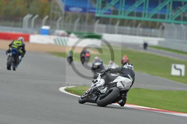 Motorcycle action photographs;Silverstone circuit;Silverstone photographs;Trackday digital images;event digital images;eventdigitalimages;no limits trackday;peter wileman photography;rockingham towcester northamptonshire;trackday;trackday photos