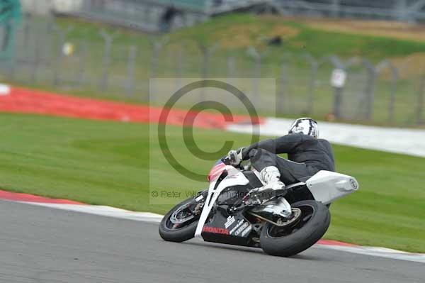 Motorcycle action photographs;Silverstone circuit;Silverstone photographs;Trackday digital images;event digital images;eventdigitalimages;no limits trackday;peter wileman photography;rockingham towcester northamptonshire;trackday;trackday photos