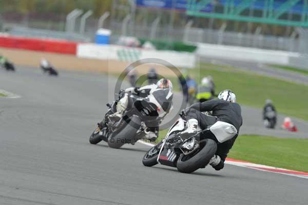 Motorcycle action photographs;Silverstone circuit;Silverstone photographs;Trackday digital images;event digital images;eventdigitalimages;no limits trackday;peter wileman photography;rockingham towcester northamptonshire;trackday;trackday photos