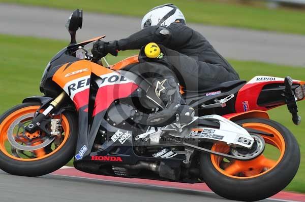 Motorcycle action photographs;Silverstone circuit;Silverstone photographs;Trackday digital images;event digital images;eventdigitalimages;no limits trackday;peter wileman photography;rockingham towcester northamptonshire;trackday;trackday photos