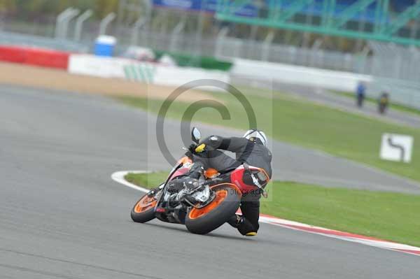 Motorcycle action photographs;Silverstone circuit;Silverstone photographs;Trackday digital images;event digital images;eventdigitalimages;no limits trackday;peter wileman photography;rockingham towcester northamptonshire;trackday;trackday photos