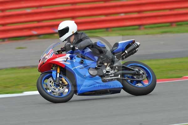 Motorcycle action photographs;Silverstone circuit;Silverstone photographs;Trackday digital images;event digital images;eventdigitalimages;no limits trackday;peter wileman photography;rockingham towcester northamptonshire;trackday;trackday photos