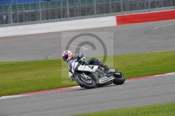 Motorcycle action photographs;Silverstone circuit;Silverstone photographs;Trackday digital images;event digital images;eventdigitalimages;no limits trackday;peter wileman photography;rockingham towcester northamptonshire;trackday;trackday photos