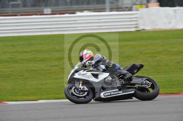 Motorcycle action photographs;Silverstone circuit;Silverstone photographs;Trackday digital images;event digital images;eventdigitalimages;no limits trackday;peter wileman photography;rockingham towcester northamptonshire;trackday;trackday photos