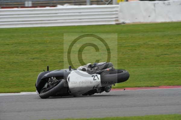 Motorcycle action photographs;Silverstone circuit;Silverstone photographs;Trackday digital images;event digital images;eventdigitalimages;no limits trackday;peter wileman photography;rockingham towcester northamptonshire;trackday;trackday photos