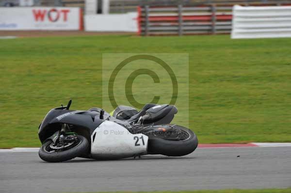 Motorcycle action photographs;Silverstone circuit;Silverstone photographs;Trackday digital images;event digital images;eventdigitalimages;no limits trackday;peter wileman photography;rockingham towcester northamptonshire;trackday;trackday photos