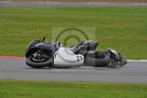 Motorcycle action photographs;Silverstone circuit;Silverstone photographs;Trackday digital images;event digital images;eventdigitalimages;no limits trackday;peter wileman photography;rockingham towcester northamptonshire;trackday;trackday photos