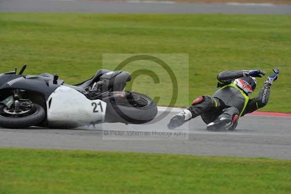 Motorcycle action photographs;Silverstone circuit;Silverstone photographs;Trackday digital images;event digital images;eventdigitalimages;no limits trackday;peter wileman photography;rockingham towcester northamptonshire;trackday;trackday photos