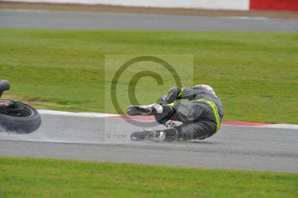 Motorcycle action photographs;Silverstone circuit;Silverstone photographs;Trackday digital images;event digital images;eventdigitalimages;no limits trackday;peter wileman photography;rockingham towcester northamptonshire;trackday;trackday photos