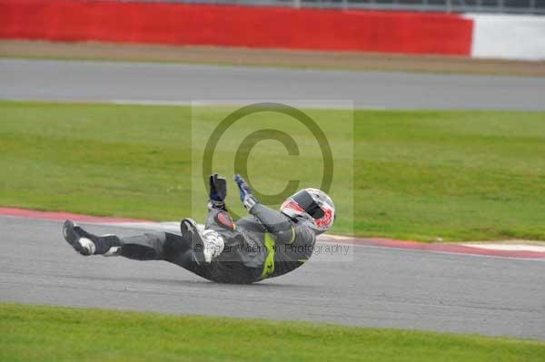 Motorcycle action photographs;Silverstone circuit;Silverstone photographs;Trackday digital images;event digital images;eventdigitalimages;no limits trackday;peter wileman photography;rockingham towcester northamptonshire;trackday;trackday photos