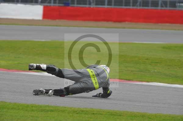 Motorcycle action photographs;Silverstone circuit;Silverstone photographs;Trackday digital images;event digital images;eventdigitalimages;no limits trackday;peter wileman photography;rockingham towcester northamptonshire;trackday;trackday photos