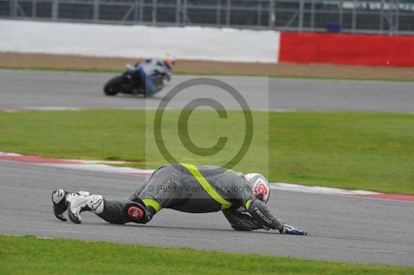 Motorcycle action photographs;Silverstone circuit;Silverstone photographs;Trackday digital images;event digital images;eventdigitalimages;no limits trackday;peter wileman photography;rockingham towcester northamptonshire;trackday;trackday photos