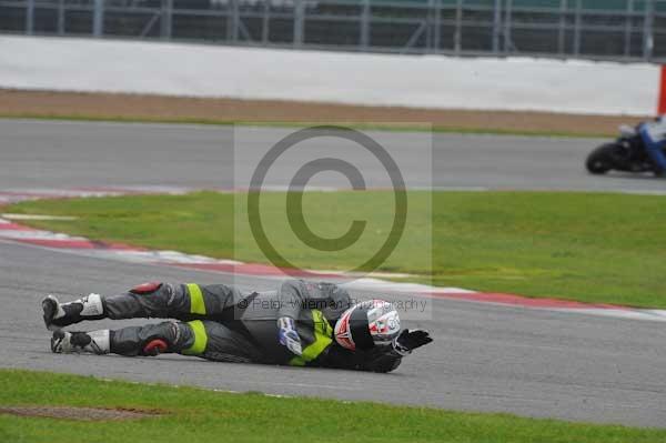 Motorcycle action photographs;Silverstone circuit;Silverstone photographs;Trackday digital images;event digital images;eventdigitalimages;no limits trackday;peter wileman photography;rockingham towcester northamptonshire;trackday;trackday photos