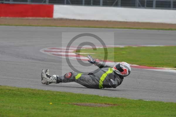 Motorcycle action photographs;Silverstone circuit;Silverstone photographs;Trackday digital images;event digital images;eventdigitalimages;no limits trackday;peter wileman photography;rockingham towcester northamptonshire;trackday;trackday photos