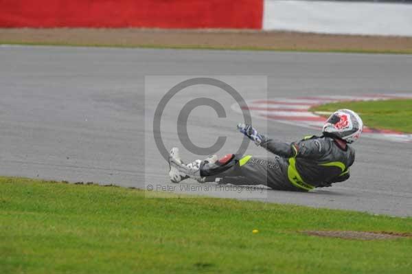 Motorcycle action photographs;Silverstone circuit;Silverstone photographs;Trackday digital images;event digital images;eventdigitalimages;no limits trackday;peter wileman photography;rockingham towcester northamptonshire;trackday;trackday photos