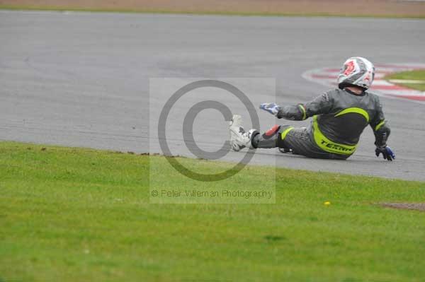 Motorcycle action photographs;Silverstone circuit;Silverstone photographs;Trackday digital images;event digital images;eventdigitalimages;no limits trackday;peter wileman photography;rockingham towcester northamptonshire;trackday;trackday photos