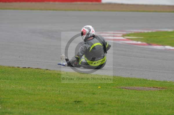 Motorcycle action photographs;Silverstone circuit;Silverstone photographs;Trackday digital images;event digital images;eventdigitalimages;no limits trackday;peter wileman photography;rockingham towcester northamptonshire;trackday;trackday photos