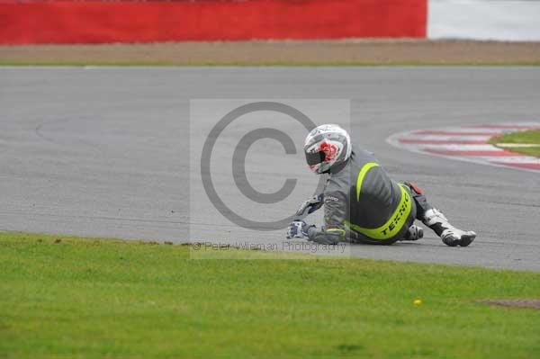 Motorcycle action photographs;Silverstone circuit;Silverstone photographs;Trackday digital images;event digital images;eventdigitalimages;no limits trackday;peter wileman photography;rockingham towcester northamptonshire;trackday;trackday photos