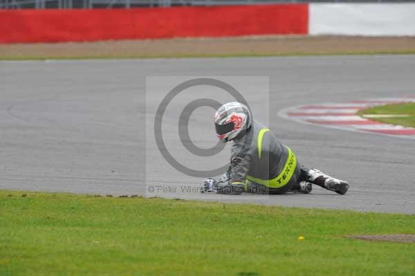 Motorcycle action photographs;Silverstone circuit;Silverstone photographs;Trackday digital images;event digital images;eventdigitalimages;no limits trackday;peter wileman photography;rockingham towcester northamptonshire;trackday;trackday photos