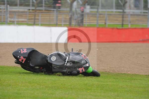 Motorcycle action photographs;Silverstone circuit;Silverstone photographs;Trackday digital images;event digital images;eventdigitalimages;no limits trackday;peter wileman photography;rockingham towcester northamptonshire;trackday;trackday photos