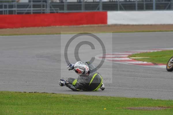 Motorcycle action photographs;Silverstone circuit;Silverstone photographs;Trackday digital images;event digital images;eventdigitalimages;no limits trackday;peter wileman photography;rockingham towcester northamptonshire;trackday;trackday photos