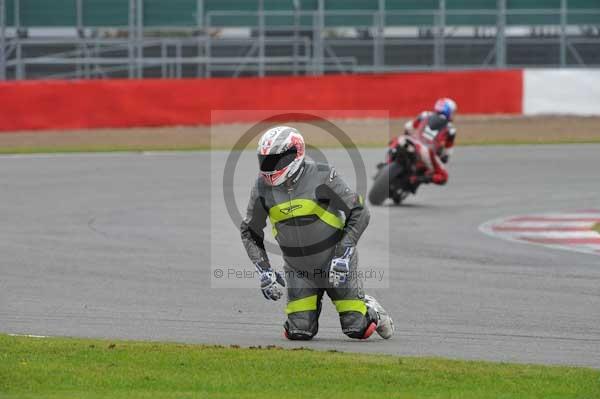 Motorcycle action photographs;Silverstone circuit;Silverstone photographs;Trackday digital images;event digital images;eventdigitalimages;no limits trackday;peter wileman photography;rockingham towcester northamptonshire;trackday;trackday photos