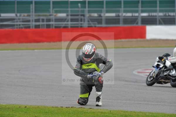 Motorcycle action photographs;Silverstone circuit;Silverstone photographs;Trackday digital images;event digital images;eventdigitalimages;no limits trackday;peter wileman photography;rockingham towcester northamptonshire;trackday;trackday photos