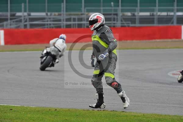 Motorcycle action photographs;Silverstone circuit;Silverstone photographs;Trackday digital images;event digital images;eventdigitalimages;no limits trackday;peter wileman photography;rockingham towcester northamptonshire;trackday;trackday photos