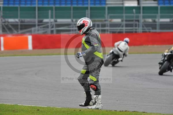 Motorcycle action photographs;Silverstone circuit;Silverstone photographs;Trackday digital images;event digital images;eventdigitalimages;no limits trackday;peter wileman photography;rockingham towcester northamptonshire;trackday;trackday photos