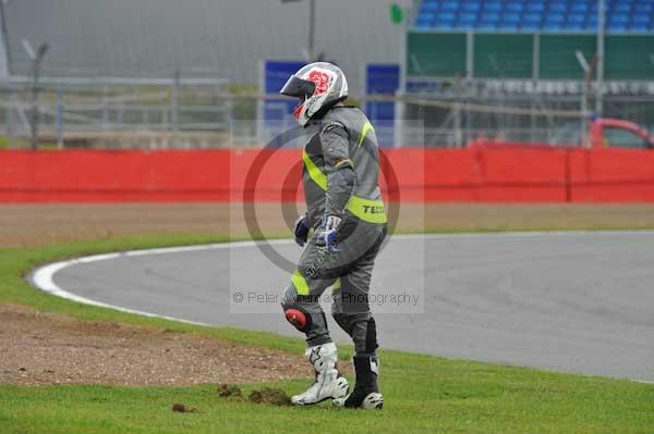 Motorcycle action photographs;Silverstone circuit;Silverstone photographs;Trackday digital images;event digital images;eventdigitalimages;no limits trackday;peter wileman photography;rockingham towcester northamptonshire;trackday;trackday photos