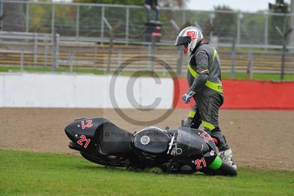 Motorcycle action photographs;Silverstone circuit;Silverstone photographs;Trackday digital images;event digital images;eventdigitalimages;no limits trackday;peter wileman photography;rockingham towcester northamptonshire;trackday;trackday photos