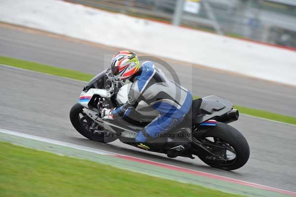 Motorcycle action photographs;Silverstone circuit;Silverstone photographs;Trackday digital images;event digital images;eventdigitalimages;no limits trackday;peter wileman photography;rockingham towcester northamptonshire;trackday;trackday photos