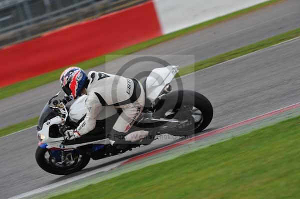 Motorcycle action photographs;Silverstone circuit;Silverstone photographs;Trackday digital images;event digital images;eventdigitalimages;no limits trackday;peter wileman photography;rockingham towcester northamptonshire;trackday;trackday photos