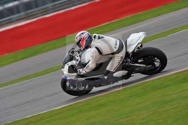 Motorcycle action photographs;Silverstone circuit;Silverstone photographs;Trackday digital images;event digital images;eventdigitalimages;no limits trackday;peter wileman photography;rockingham towcester northamptonshire;trackday;trackday photos