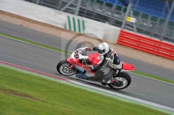 Motorcycle action photographs;Silverstone circuit;Silverstone photographs;Trackday digital images;event digital images;eventdigitalimages;no limits trackday;peter wileman photography;rockingham towcester northamptonshire;trackday;trackday photos