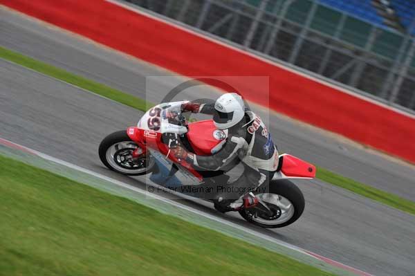 Motorcycle action photographs;Silverstone circuit;Silverstone photographs;Trackday digital images;event digital images;eventdigitalimages;no limits trackday;peter wileman photography;rockingham towcester northamptonshire;trackday;trackday photos