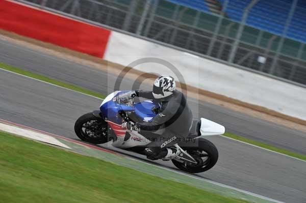 Motorcycle action photographs;Silverstone circuit;Silverstone photographs;Trackday digital images;event digital images;eventdigitalimages;no limits trackday;peter wileman photography;rockingham towcester northamptonshire;trackday;trackday photos