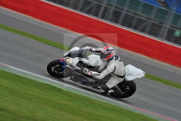 Motorcycle action photographs;Silverstone circuit;Silverstone photographs;Trackday digital images;event digital images;eventdigitalimages;no limits trackday;peter wileman photography;rockingham towcester northamptonshire;trackday;trackday photos