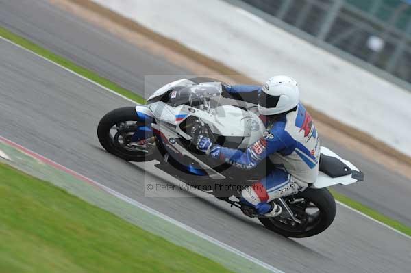 Motorcycle action photographs;Silverstone circuit;Silverstone photographs;Trackday digital images;event digital images;eventdigitalimages;no limits trackday;peter wileman photography;rockingham towcester northamptonshire;trackday;trackday photos